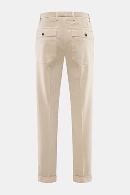 Michael Coal Chino 'Work Mc-Louis' beige, Rückansicht, Twill aus reiner Baumwolle, markante Webstruktur, Slim Fit, knöchellang, Reißverschluss, Bundknopf, französische Taschen, aufgesetzte Gesäßtaschen mit Patte, fixierter Saumaufschlag.