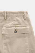Michael Coal Chino 'Work Mc-Louis' beige, Detailansicht von hinten oben, Twill aus reiner Baumwolle, markante Webstruktur, Slim Fit, garment dyed, französische Taschen, aufgesetzte Gesäßtaschen mit Patte.