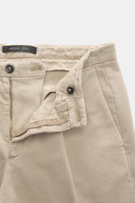Michael Coal Chino 'Work Mc-Louis' beige, Detailaufnahme von vorne, Twill aus reiner Baumwolle, markante Webstruktur, garment dyed, Slim Fit, Reißverschluss, Bundknopf, französische Taschen, aufgesetzte Gesäßtaschen mit Patte, fixierter Saumaufschlag.