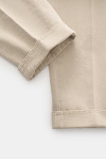 Nahaufnahme der Michael Coal Chino 'Work Mc-Louis' beige, Twill aus reiner Baumwolle mit markanter Webstruktur, schmal zulaufend, Slim Fit, knöchellang, fixiertem Saumaufschlag, fotografiert von oben.