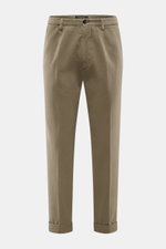 Michael Coal Chino 'Work Mc-Louis' oliv, frontale Nahaufnahme, twill Baumwolle, markante Webstruktur, Slim Fit, knöchellang, Reißverschluss, Bundknopf, Taschen, Saumaufschlag.