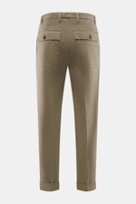 Michael Coal Chino 'Work Mc-Louis' oliv, Rückansicht, twill Baumwolle, markante Webstruktur, fester weicher Griff, garment dyed, Slim Fit, knöchellang, schmal zulaufend, Reißverschluss, Bundknopf, französische Taschen, aufgesetzte Gesäßtaschen mit Patte, 