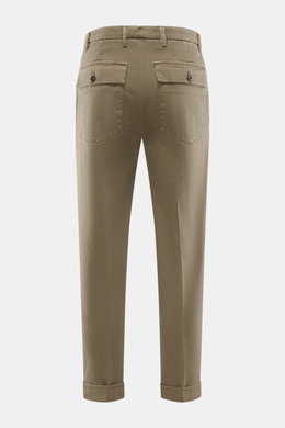 Michael Coal Chino 'Work Mc-Louis' oliv, Rückansicht, twill Baumwolle, markante Webstruktur, fester weicher Griff, garment dyed, Slim Fit, knöchellang, schmal zulaufend, Reißverschluss, Bundknopf, französische Taschen, aufgesetzte Gesäßtaschen mit Patte, 