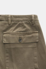 Nahaufnahme der Rückseite der Michael Coal Chino 'Work Mc-Louis' oliv, fotografiert von oben, Twill aus reiner Baumwolle, markante Webstruktur, fester weicher Griff, garment dyed, Slim Fit, knöchellang, schmal zulaufend, aufgesetzte Gesäßtaschen mit Patte