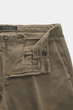 Michael Coal Chino 'Work Mc-Louis' oliv im Detail von oben fotografiert, Twill aus reiner Baumwolle, markante Webstruktur, fester weicher Griff, garment dyed, Slim Fit, knöchellang, schmal zulaufend, Reißverschluss und Bundknopf, französische Taschen, auf