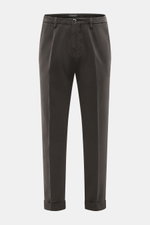 Michael Coal Chino "Work Mc-Louis" dunkelbraun in Frontansicht, Twill aus reiner Baumwolle, Slim Fit, knöchellang, garment dyed, mit Reißverschluss, Bundknopf, französischen Taschen, aufgesetzten Gesäßtaschen mit Patte, schmal zulaufend, fester weicher Gr