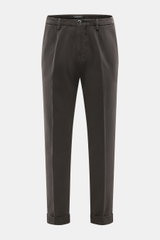 Michael Coal Chino "Work Mc-Louis" dunkelbraun in Frontansicht, Twill aus reiner Baumwolle, Slim Fit, knöchellang, garment dyed, mit Reißverschluss, Bundknopf, französischen Taschen, aufgesetzten Gesäßtaschen mit Patte, schmal zulaufend, fester weicher Gr