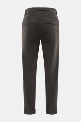 Michael Coal Chino 'Work Mc-Louis' dunkelbraun, Rückansicht, twill aus reiner Baumwolle, markante Webstruktur, fester weicher Griff, garment dyed, Slim Fit, knöchellang, schmal zulaufend, Reißverschluss und Bundknopf, französische Taschen, aufgesetzte Ges