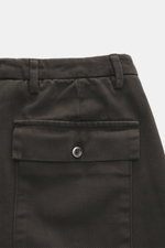 Michael Coal Chino 'Work Mc-Louis' dunkelbraun, Detailansicht von hinten, Twill aus reiner Baumwolle, markante Webstruktur, Slim Fit, knöchellang, Reißverschluss, Bundknopf, französische Taschen, aufgesetzte Gesäßtaschen mit Patte, fixierter Saumaufschlag
