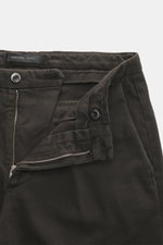 Michael Coal Chino 'Work Mc-Louis' dunkelbraun, Detailaufnahme von Bund und Reißverschluss, Twill aus reiner Baumwolle, markante Webstruktur, fester weicher Griff, garment dyed, Slim Fit, knöchellang, schmal zulaufend, Reißverschluss und Bundknopf, franzö