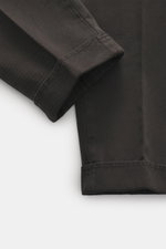 Nahaufnahme der knöchellangen, schmal zulaufenden Michael Coal Chino 'Work Mc-Louis' dunkelbraun, twill Baumwolle, markante Webstruktur, weicher Griff, garment dyed, mit fixiertem Saumaufschlag.