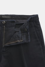 Michael Coal Chino 'Work Mc-Louis' navy, Nahaufnahme von Bund und Reißverschluss, Twill aus reiner Baumwolle, markante Webstruktur, Slim Fit, knöchellang, schmal zulaufend, garment dyed, fester weicher Griff, Reißverschluss mit Bundknopf, französische Tas