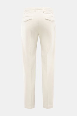 Michael Coal Cotton Pants cream shown from the back, twill made of cotton with soft touch, tapered fit, regular thigh width, ankle length narrowing, zipper and waistband hook, extended button tab, French pockets, back pockets with flap.