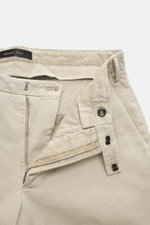 Michael Coal Cotton Pants Beige shown from close-up front angle, twill made of cotton with soft touch, tapered fit, regular thigh width, ankle length, narrowing, zipper and waistband hook, extended button tab, French pockets, back pockets with flap.