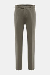 Front view of Michael Coal Cotton Pants grey green, twill made of cotton with soft touch, tapered fit, regular thigh width, ankle length, narrowing, zipper and waistband hook, extended button tab, French pockets, and back pockets with flap.