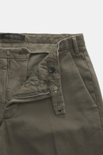 Close-up front view of Michael Coal Cotton Pants grey green, twill made of cotton with soft touch, tapered fit, regular thigh width, ankle length, narrowing, zipper and waistband hook, extended button tab, French pockets, and back pockets with flap.