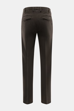 Michael Coal Cotton Pants dark brown shown from back, twill made of cotton, soft touch, tapered fit, regular thigh width, ankle length, narrowing, zipper and waistband hook, extended button tab, French pockets, back pockets with flap.