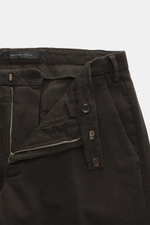 Close-up front view of Michael Coal Cotton Pants dark brown, twill made of cotton, soft touch, tapered fit, regular thigh width, ankle length, narrowing, with zipper and waistband hook, extended button tab, French pockets, and back pockets with flap.