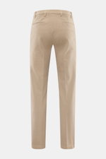 Michael Coal Baumwollhose beige von hinten fotografiert, Twill aus Baumwolle, elastisch, weicher Griff, Regular Fit, sehr schmal zulaufend, Reißverschluss, Bundknopf, verlängerter Knopfriegel, französische Taschen, paspelierte Gesäßtaschen.