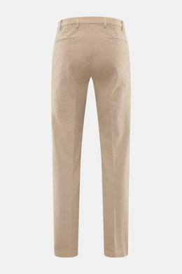 Michael Coal Baumwollhose beige von hinten fotografiert, Twill aus Baumwolle, elastisch, weicher Griff, Regular Fit, sehr schmal zulaufend, Reißverschluss, Bundknopf, verlängerter Knopfriegel, französische Taschen, paspelierte Gesäßtaschen.