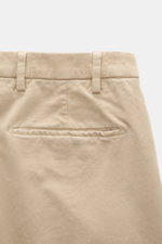 Nahaufnahme der Michael Coal Baumwollhose beige von hinten, Twill aus Baumwolle, elastisch, weicher Griff, Regular Fit, sehr schmal zulaufend mit französischen Taschen und paspelierten Gesäßtaschen.