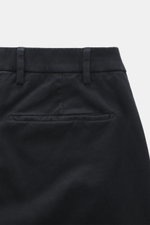 Nahaufnahme der Michael Coal Baumwollhose dark navy von hinten, Twill aus Baumwolle, elastische Qualität, weicher Griff, Regular Fit, sehr schmal zulaufend, französische Taschen, paspelierte Gesäßtaschen, Reißverschluss, Bundknopf und verlängerter Knopfri