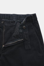 Michael Coal Baumwollhose dark navy aus Twill, elastisch, weicher Griff, Regular Fit, schmal zulaufend, Reißverschluss, Bundknopf, Knopfriegel, französische Taschen, paspelierte Gesäßtaschen, Detailansicht von oben.