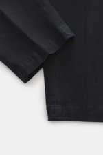 Nahaufnahme der Michael Coal Baumwollhose dark navy aus Twill-Baumwolle, elastisch, weicher Griff, Regular Fit, sehr schmal, Reißverschluss, Bundknopf, verlängerter Knopfriegel, französische Taschen, paspelierte Gesäßtaschen, fotografiert aus seitlicher P