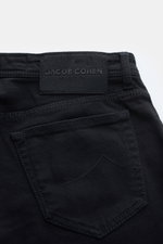 Jacob Cohen Jeans 'Bard' schwarz (ehemals J688) rückseitige Nahaufnahme mit Ponyfell-Patch, Five-Pocket und Münztasche.