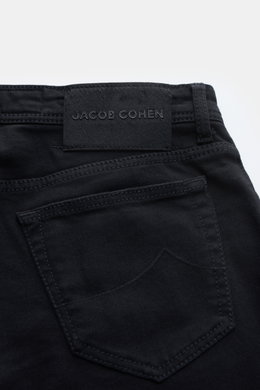 Jacob Cohen Jeans 'Bard' schwarz (ehemals J688) rückseitige Nahaufnahme mit Ponyfell-Patch, Five-Pocket und Münztasche.