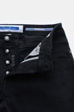 Jacob Cohen Jeans 'Bard' schwarz (ehemals J688) im Slim Fit, Button Fly und Five-Pocket-Stil, Nahaufnahme von oben.
