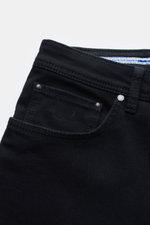 Jacob Cohen Jeans 'Bard' schwarz (ehemals J688) in Slim Fit, Five-Pocket-Stil, leichte Stretch-Qualität, Detailaufnahme Fronttasche schräg oben.