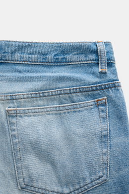 Close-up rear view of A.P.C. Jeans 'Jean Martin' rauchblau showing denim cotton fabric, tapered fit, authentic wash, five-pocket style, and branded button. 

Description: <p>Mit ihrem lässig modernen Tapered Schnitt und der authentischen Waschung wird die