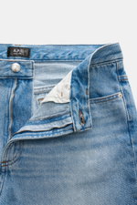 Close-up front view of A.P.C. Jeans 'Jean Martin' rauchblau in light blue denim, showing zip fly, branded button, and authentic wash. 

<p>Mit ihrem lässig modernen Tapered Schnitt und der authentischen Waschung wird die 'Jean Martin' von A.P.C. zum moder