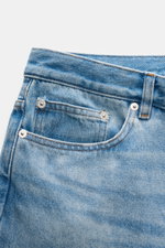 Close-up front view of A.P.C. Jeans 'Jean Martin' rauchblau showing denim fabric, zip fly, branded button, and five-pocket style detail.

Description: <p>Mit ihrem lässig modernen Tapered Schnitt und der authentischen Waschung wird die 'Jean Martin' von A