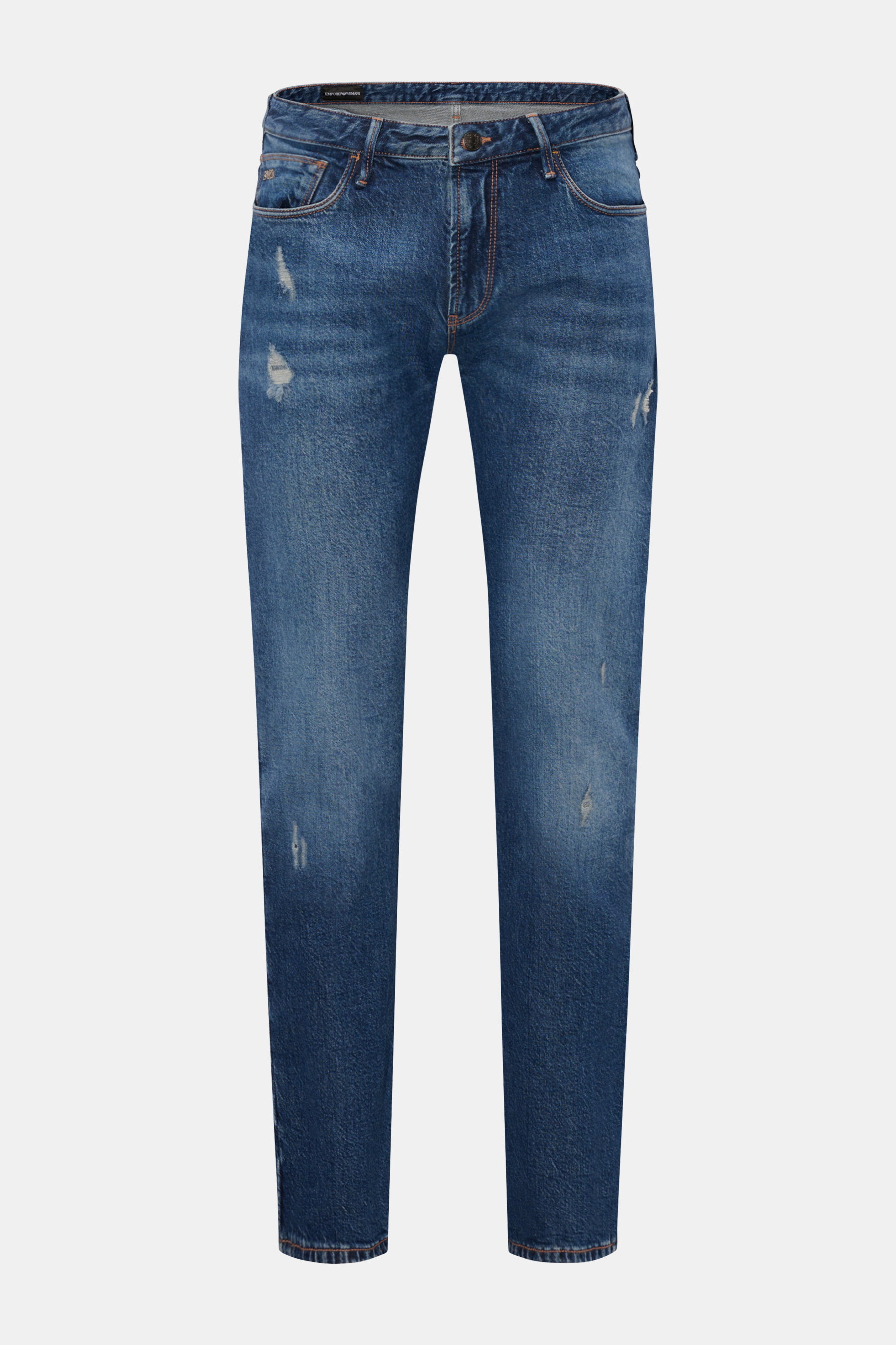 Emporio Armani Jeans dunkelblau, Slim Fit, leicht schmal zulaufend, Denim aus Baumwolle mit leichter Elastizität, Five-Pocket-Stil, Zip Fly, authentische Waschung, Distressed Details, Metall-Logos, Leather Patch, frontale Perspektive.
