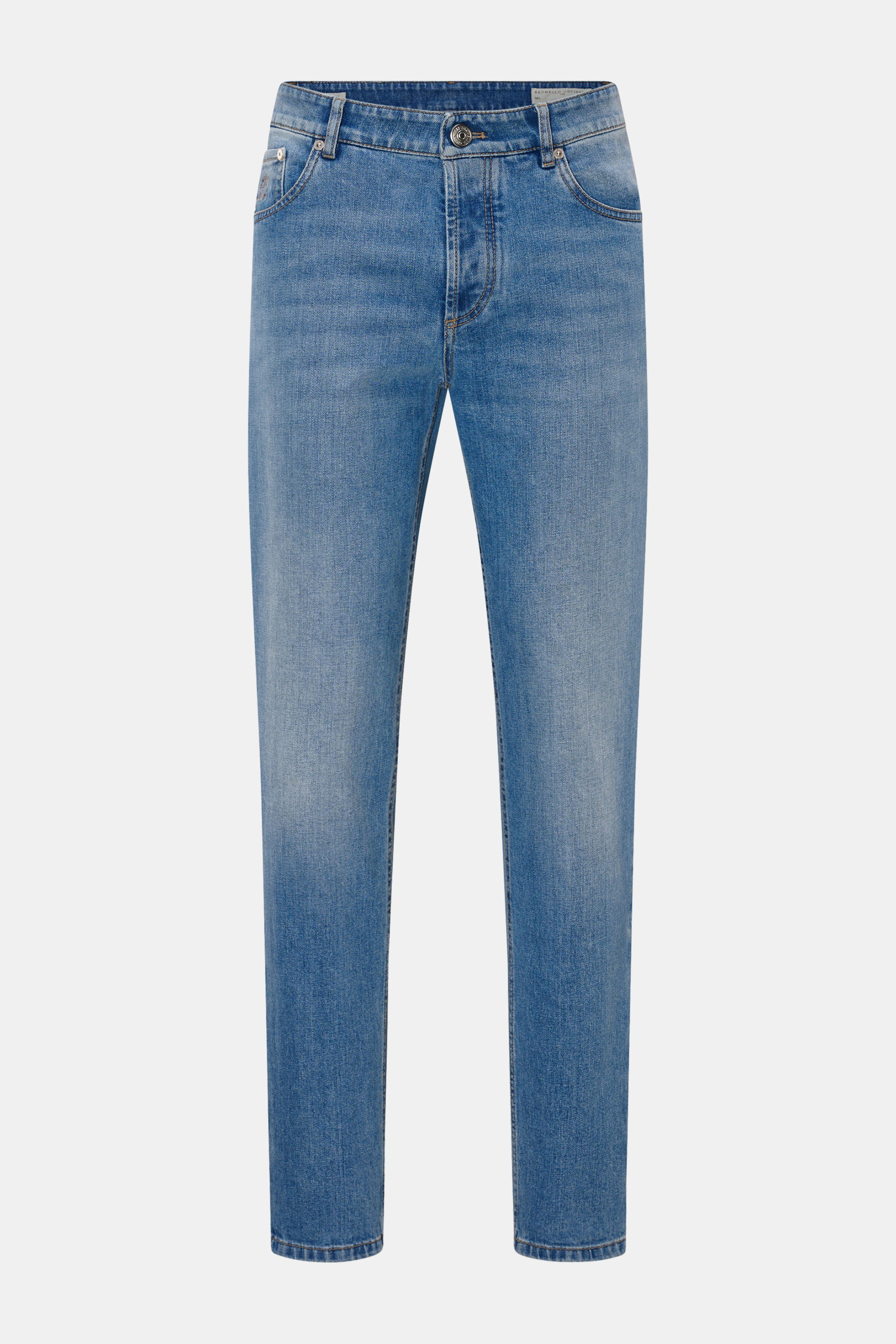 Brunello Cucinelli Jeans 'Traditional Fit' rauchblau im Five-Pocket-Stil, frontale Ansicht, leichter Denim mit Used-Waschung, Button Fly, Leather Patch.