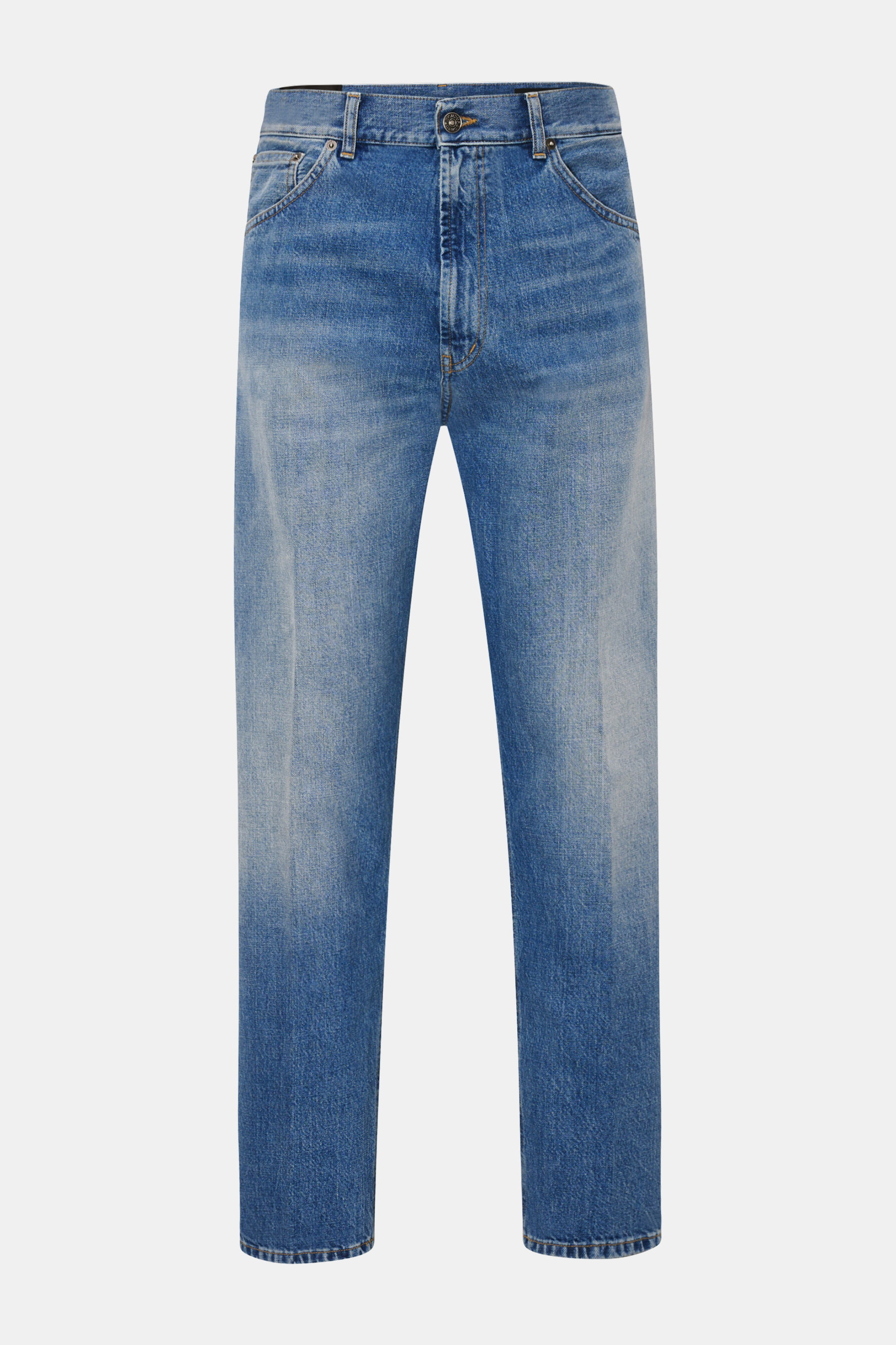 Dondup Jeans 'Paco' rauchblau frontal fotografiert, Denim aus reiner Baumwolle, leichter Stretch, Used-Waschung, Distressed-Details, Tapered Fit, kurzer Schnitt, Zip Fly, Five-Pocket-Stil, Metall-Initial, innenliegendes Web-Patch.