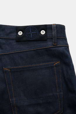 Stone Island Jeans 'Selvedge Indigo Denim - Raw' navy, Detailaufnahme von hinten oben mit Kompass-Badge, gerader Schnitt, reine Baumwolle.