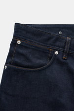 Stone Island Jeans 'Selvedge Indigo Denim - Raw' navy, Detailaufnahme vorne, Raw Denim, Straight Fit, Kompass-Badge am Bund, Five-Pocket-Stil.