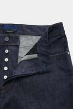 Stone Island Jeans 'Indigo Denim - Raw' navy mit offenem Button Fly, Five-Pocket-Stil, geradem Schnitt und Kompass-Badge am Bund, Detailansicht.