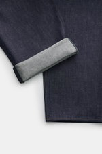 Stone Island Jeans "Indigo Denim - Raw" navy, Detailaufnahme des umgeschlagenen Saums, Raw Denim, Loose Fit, Five-Pocket-Stil, Kompass-Badge.