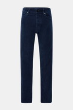 Stone Island Cordhose 'Micro Corduroy-Rinsed' navy, gerade geschnitten, Baumwollcord, Frontansicht, Button Fly, Five-Pocket-Stil, Kompass-Badge am Bund.