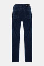 Stone Island Cordhose 'Micro Corduroy-Rinsed' navy, aus Baumwollcord, gerader Schnitt, Five-Pocket-Stil, Rückansicht mit Kompass-Badge am Bund.