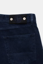 Stone Island Cordhose 'Micro Corduroy-Rinsed' navy, Detailaufnahme von hinten oben, Baumwollcord mit Kompass-Badge am Bund.