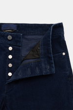 Stone Island Cordhose 'Micro Corduroy-Rinsed' navy, Detailaufnahme von vorne mit offenem Button Fly, Baumwollcord, Straight Fit, Kompass-Badge am Bund.