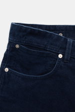 Stone Island Cordhose 'Micro Corduroy-Rinsed' navy in Nahaufnahme, Baumwollcord, gerader Schnitt, Button Fly, Five-Pocket-Stil, Kompass-Badge am Bund.