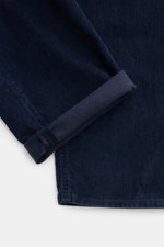 Stone Island Cordhose 'Micro Corduroy-Rinsed' navy, Detailaufnahme von Bund und Bein mit gerolltem Saum, Baumwollcord, Straight Fit, Kompass-Badge.