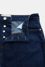Detailansicht der Ami Paris Jeans 'Large Fit' dunkelblau mit offenem Button Fly, geradem Schnitt und Five-Pocket-Stil, Denim aus reiner Baumwolle.