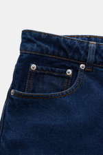 Ami Paris Jeans 'Large Fit' dunkelblau, Detailansicht von vorne oben, Denim aus reiner Baumwolle, Loose Fit, gerader Schnitt, Five-Pocket-Stil.